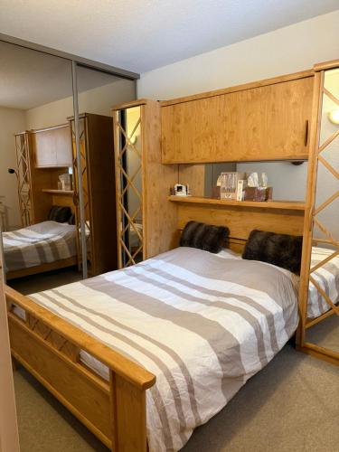 - une chambre avec 2 lits superposés et des étagères dans l'établissement Le chardon bleu, à La Salle Les Alpes