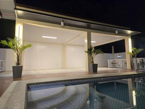 Bazén v ubytování Villa Luminous Private Resort nebo v jeho okolí