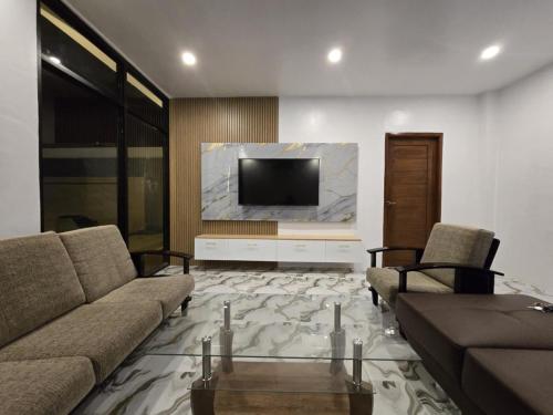 TV a/nebo společenská místnost v ubytování Villa Luminous Private Resort