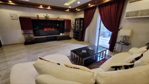 Vintage Luxury Apartment with Private Garden - New Cairo