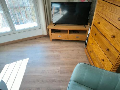 a living room with a television on a wooden dresser at Le Nid plein centre in Salon-de-Provence