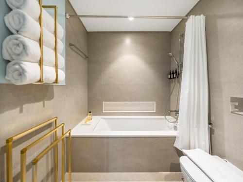 Stylish 1 BDR, In Burj Khalifa Park, Dubai Mall Walking Distance , Opera House 1mn away photo 3