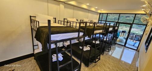 un grupo de literas en una habitación en INN RIVERSIDE HOSTEL Pb, en Pakbeng