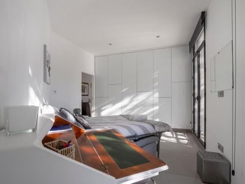 une chambre avec un lit et une table en bois dans l'établissement La dame de France - Perpignan, à Perpignan