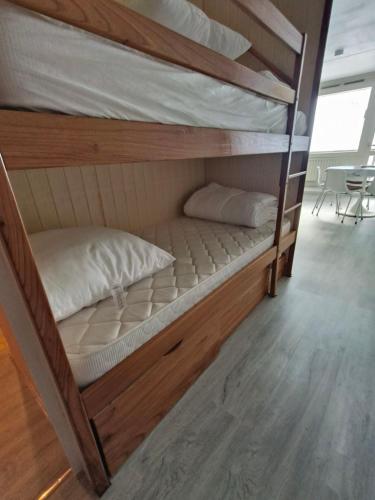 quelques lits superposés dans une chambre dans l'établissement Studio 30m2 pour 4 pers La Mongie avec canape-lit et lit superposé, à La Mongie