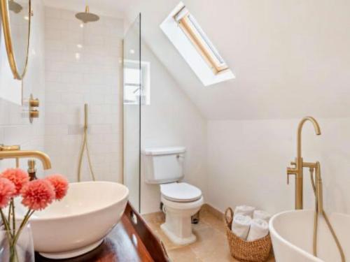 Oak Tree Cottage في Lincolnshire: حمام مع حوض ومرحاض وحوض استحمام