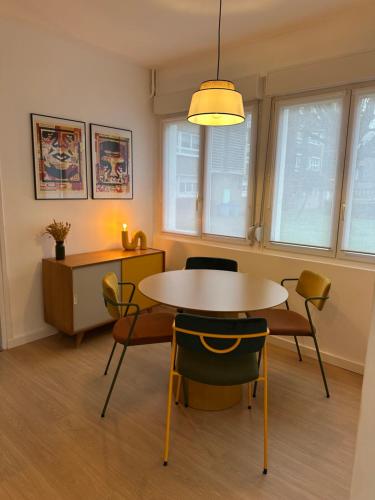 une salle à manger avec une table et des chaises dans l'établissement Appartement rez-de-chaussée de chaussée entre ville et plage, à Dunkerque