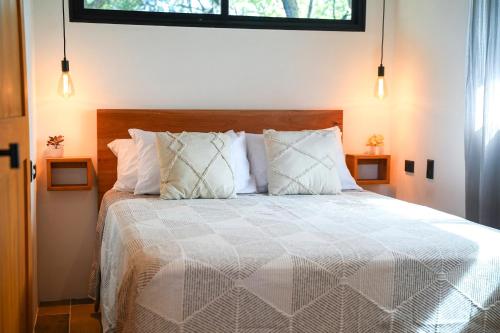 Ένα ή περισσότερα κρεβάτια σε δωμάτιο στο Casas del Bosque Nosara
