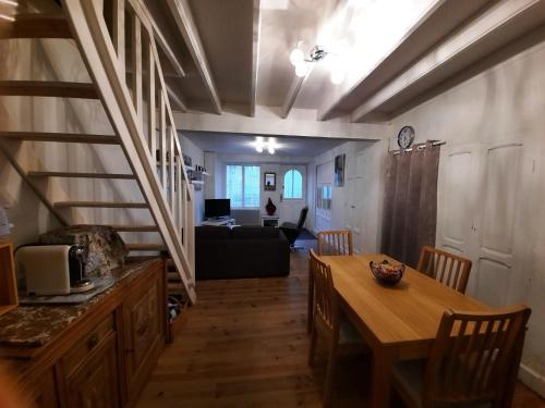 un salon avec une table et un canapé dans l'établissement Maison de vacances, à Chambon-le-Château