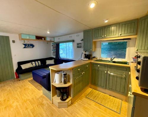 Photo de la galerie de l'établissement Atypical mobile home 4 bedrooms 2 bathrooms - Family Camping JF02, aux Mathes