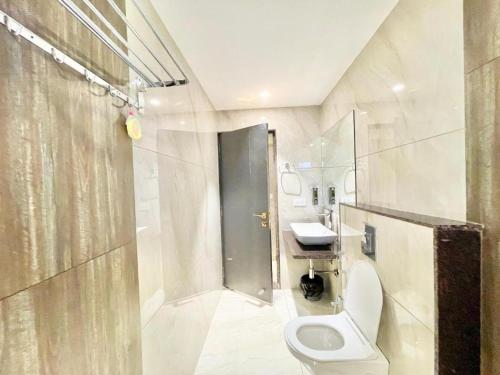 Un baño con inodoro, ducha y lavabo. en Hotel Mangal Shree, en Ujjain