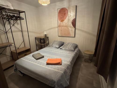 - une chambre avec un lit et une serviette orange dans l'établissement Cap d'Agde Port - La Falaise, au Cap d'Agde