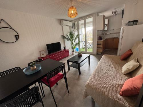 un salon avec un canapé et une table dans l'établissement Cap d'Agde Port - La Falaise, au Cap d'Agde