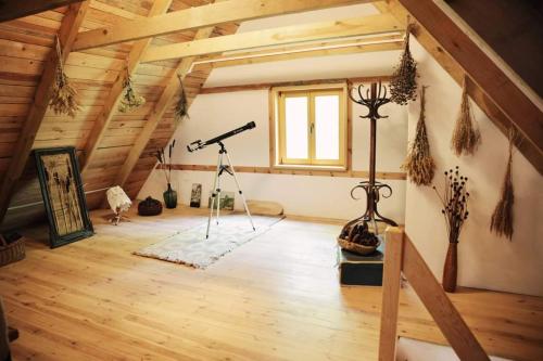 a room with a telescope in a attic at Warmiński dom nad jeziorem in Łomy