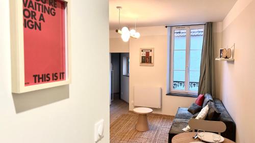 - un salon avec un panneau rouge sur le mur dans l'établissement L'atmosphère, à Nevers