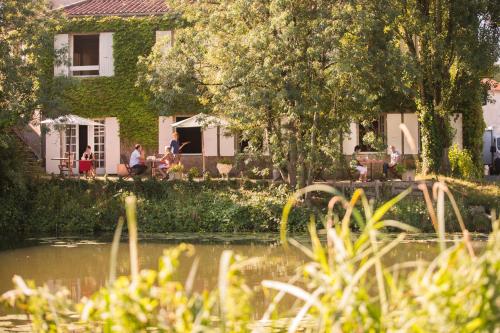 Κήπος έξω από το Logis Auberge De La Riviere