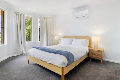 Postel nebo postele na pokoji v ubytování Stylish 5-Bedroom Home Geographe
