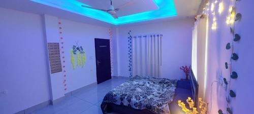 a room with a bed and a blue ceiling at SAMANI Homestay in Rishīkesh