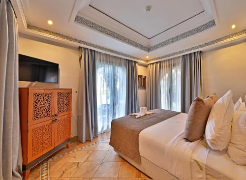 Postel nebo postele na pokoji v ubytování Pavillon du Golf -Palmeraie suites