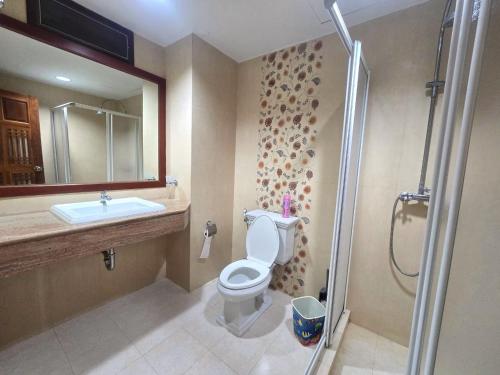 Ένα μπάνιο στο Modern Condo at Baan Klang Hua Hin