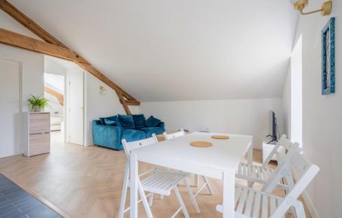 une salle à manger blanche avec une table et des chaises blanches dans l'établissement Hébergement autonome Blue, à Esbly