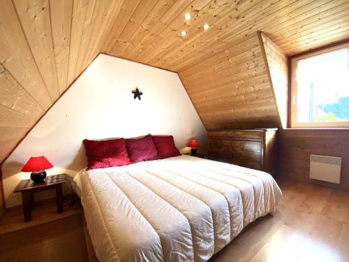 - une chambre avec un grand lit au plafond en bois dans l'établissement Maison bretonne à 200m de la plage Saint-Guirec, Ploumanac'h, 2 chambres, jardin fermé - FR-1-368-124, à Perros-Guirec