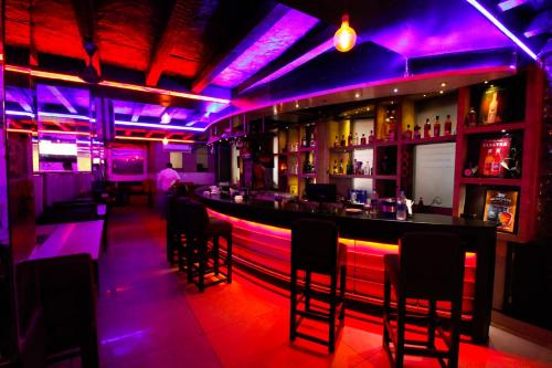 Lounge nebo bar v ubytování Hotel Rishi Regency