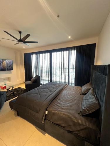 Ένα ή περισσότερα κρεβάτια σε δωμάτιο στο High Rise Black Theme Jacuzzi Studio -14th floor
