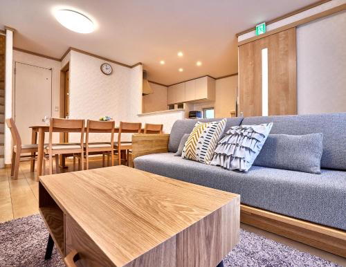 a living room with a couch and a table at APRO STAY FujiKawaguchiko-Kotobuki13 in Fujiyoshida