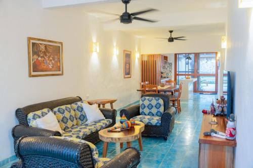 a living room with couches and a table at Casa Tamarindo céntrica privacidad y parking in Valladolid