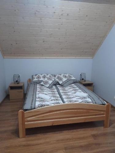 a bedroom with a bed in a room at Domki u seseta 2 in Kluszkowce