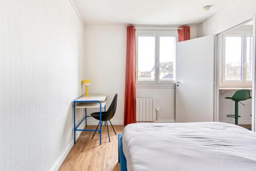 une chambre avec un lit, une table et une chaise dans l'établissement Le Memphis - T2 Gare - La Bonne Marienne, à Angers