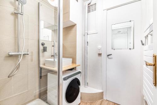 une salle de bain avec douche et machine à laver dans l'établissement Le Memphis - T2 Gare - La Bonne Marienne, à Angers