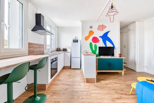 une cuisine avec des placards blancs et un îlot bleu dans l'établissement Le Memphis - T2 Gare - La Bonne Marienne, à Angers