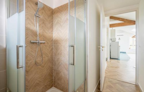 a bathroom with a shower with a glass door at Hébergement autonome Green in Esbly