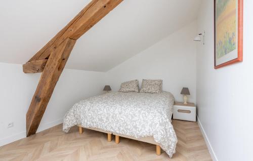 a bedroom with a bed in a white room at Hébergement autonome Green in Esbly