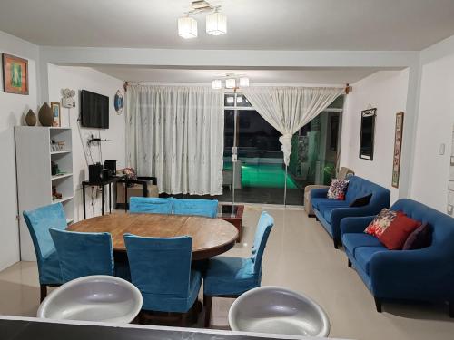 TV a/nebo společenská místnost v ubytování HOUSE WHITE VICHAYITO BEACH