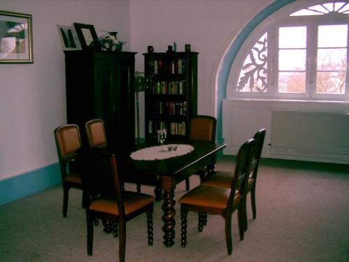 Perpustakaan di apartmen