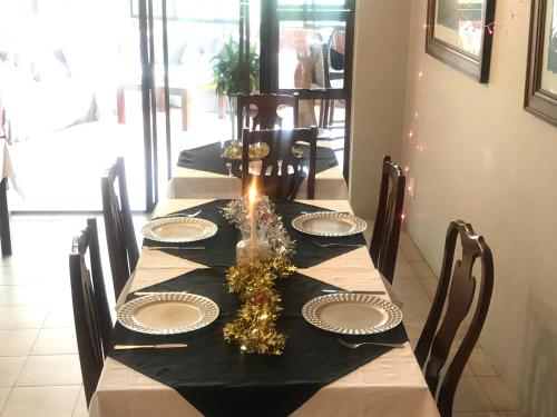 ein Esstisch mit einer schwarz-weißen Tischdecke in der Unterkunft Edelweiss Corporate Guest House in Pretoria