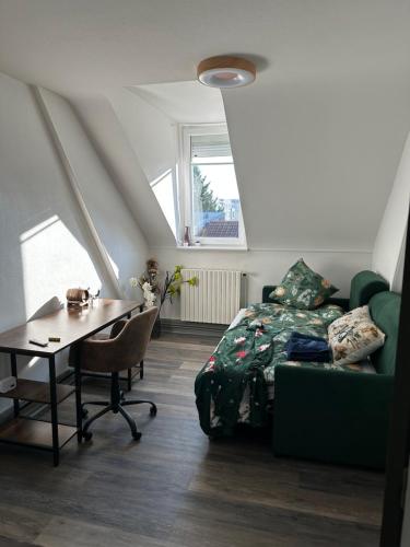 - une chambre avec un lit vert, une table et une table dans l'établissement Jardin de Victor Appartements calmes spacieux avec jardin clos, à Belfort