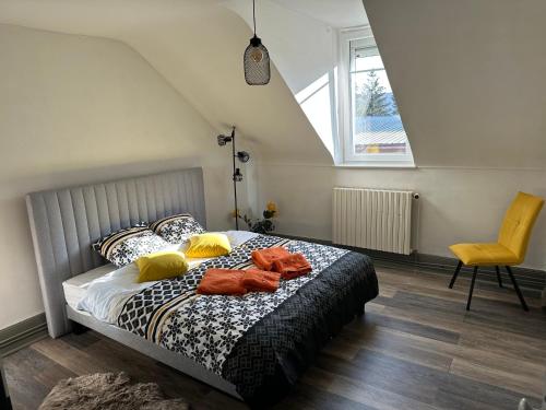 une chambre avec un lit avec des serviettes dessus dans l'établissement Jardin de Victor Appartements calmes spacieux avec jardin clos, à Belfort