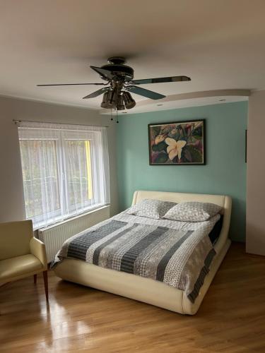 Pokój z łazienka i balkonem