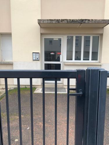 une clôture noire devant un bâtiment dans l'établissement Studio cité gastronomique, à Dijon