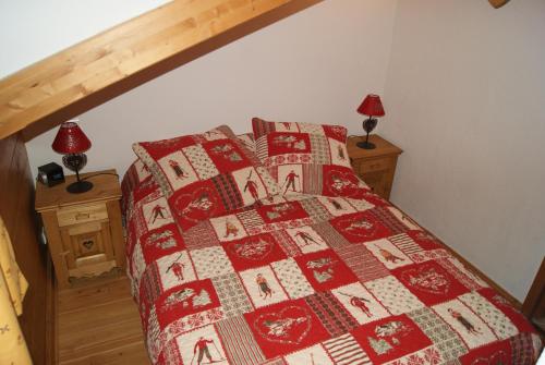 - une chambre avec un lit et une couette de Noël dans l'établissement Bel appartement proche pistes et randonnées, à Pralognan-la-Vanoise
