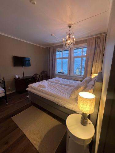 a bedroom with a large bed with a window at Hotell Örnen in Torsby