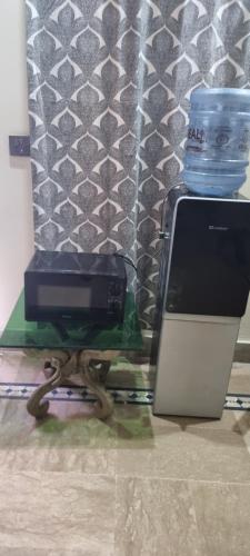 a computer and a printer sitting on a table at Sialkot International Airport Guesthouse in Sambriāl