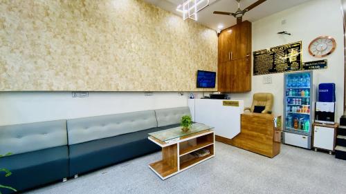 una sala de espera con mostrador y refrigerador en Hotel Malay INN, en Ujjain