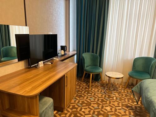 TV a/nebo společenská místnost v ubytování Alison Boulevard Hotel