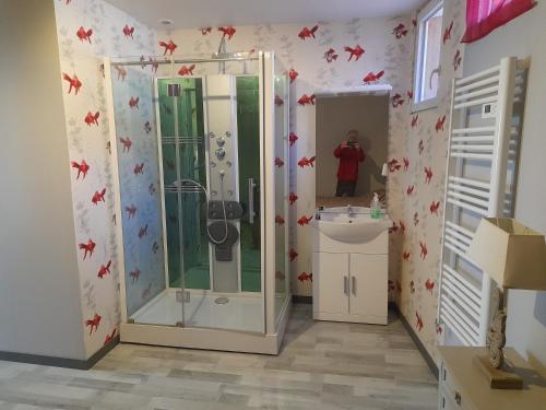une salle de bain avec douche et lavabo dans l'établissement le chêne, à Créancey