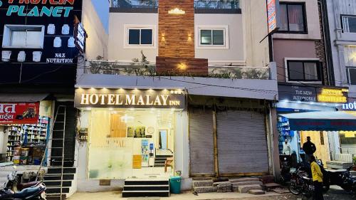 un hotel tienda malayalam en una calle de la ciudad en Hotel Malay INN, en Ujjain